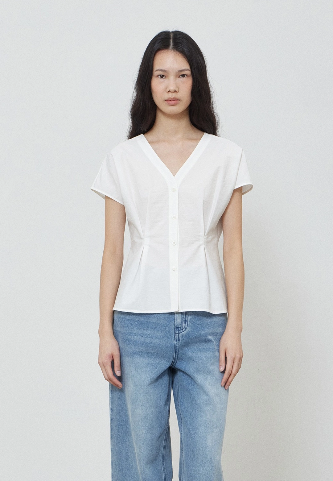 노티아 V-NECK PLEATS BLOUSE - WHITE 상품 이미지 1