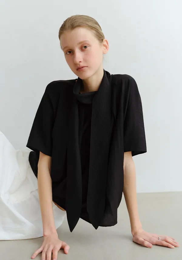 HIGH NECK TIE HALF BLOUSE_BLACK_OE2C2MBS40BKA