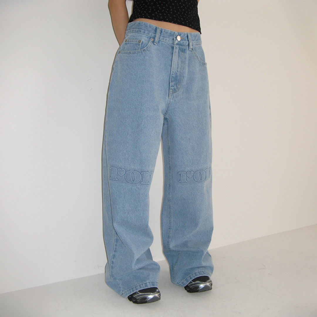 론론 EMBOSSED LOGO DENIM PANTS LIGHT BLUE 상품 이미지 1