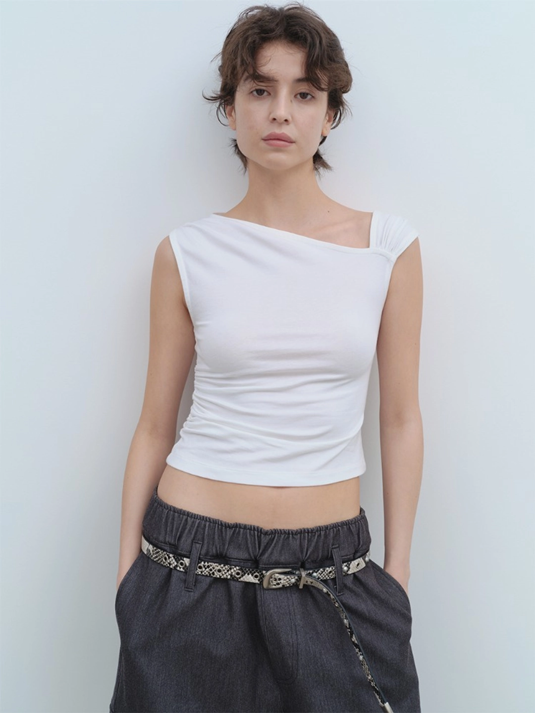 밀로 우먼 Asymmetric Shirring Top [White] 상품 이미지 1