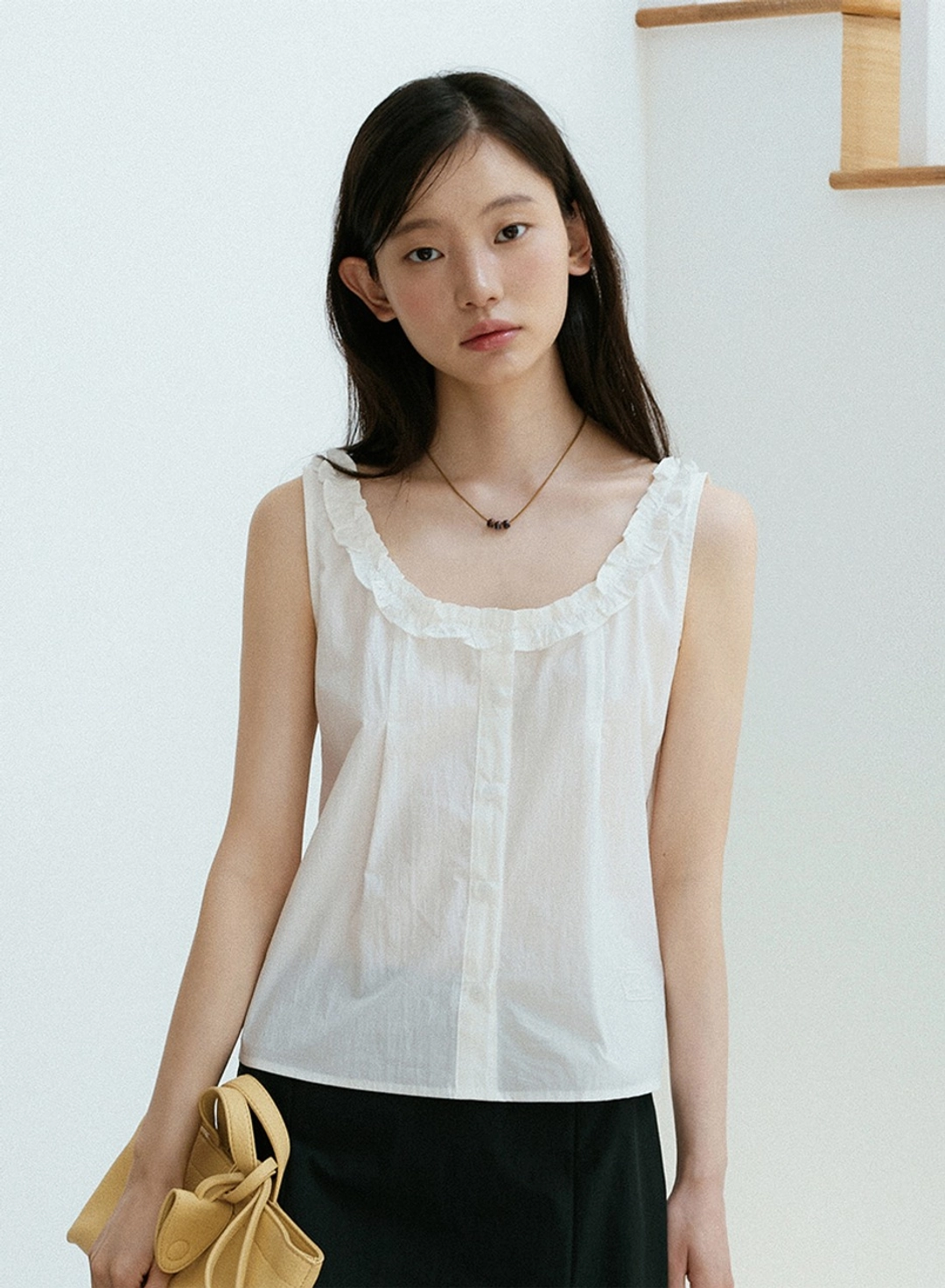 로에일 핀턱 프릴 슬리브리스 블라우스 - 아이보리 상품 이미지 2