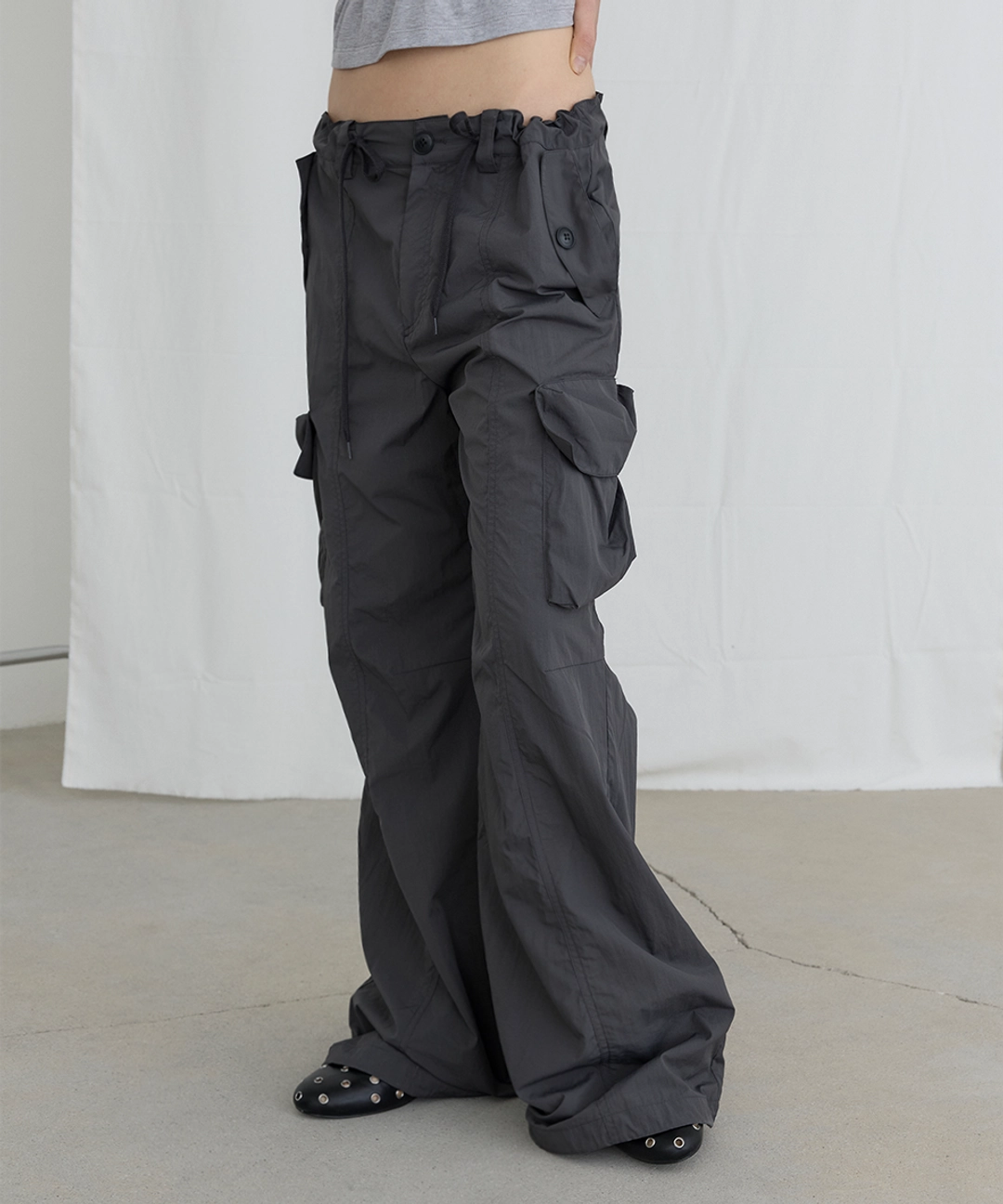 오데스 COMFY PARACHUTE CARGO PANTS - CHARCOAL 상품 이미지 1