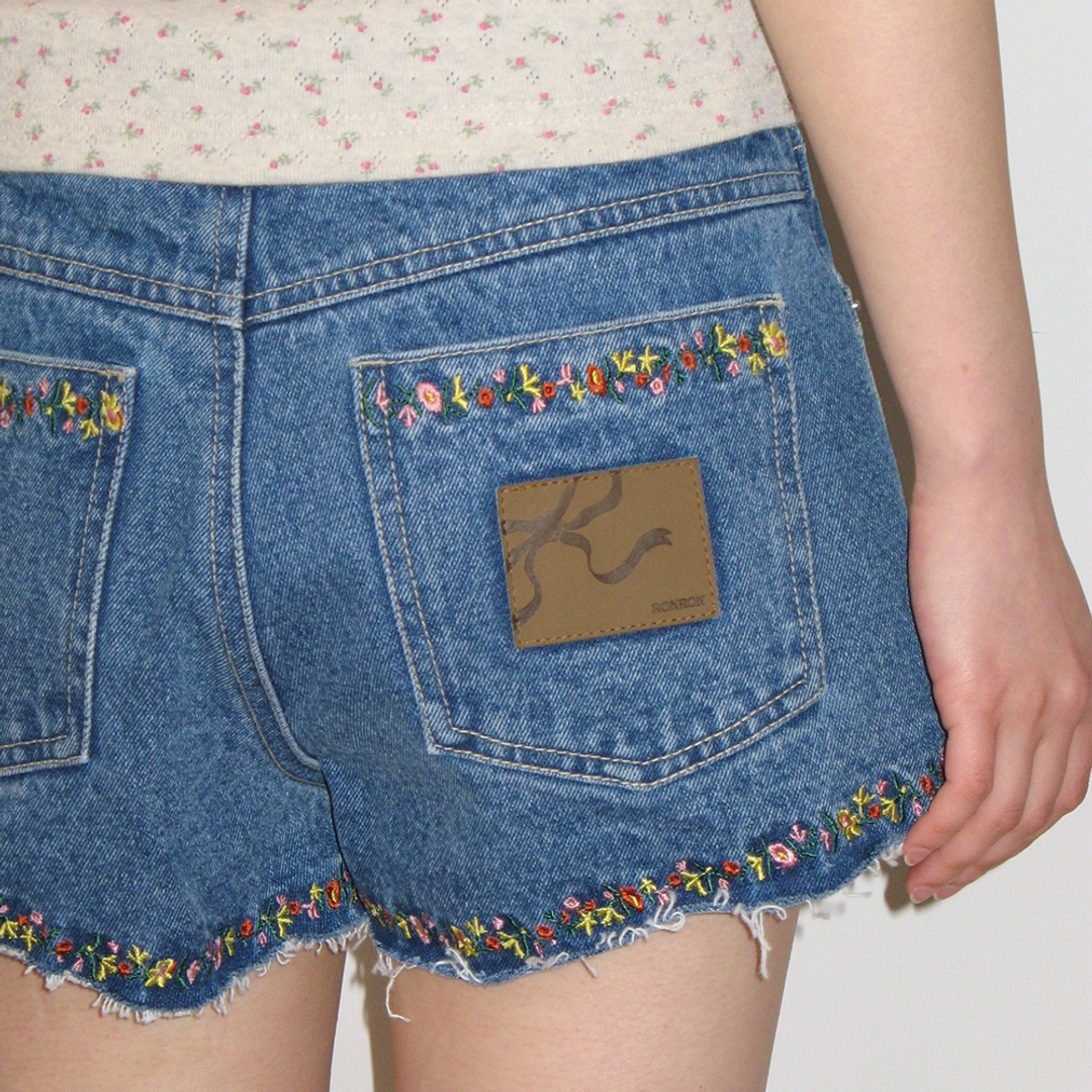 론론 FLORAL FRINGE DENIM SHORTS FADED BLUE 상품 이미지 2